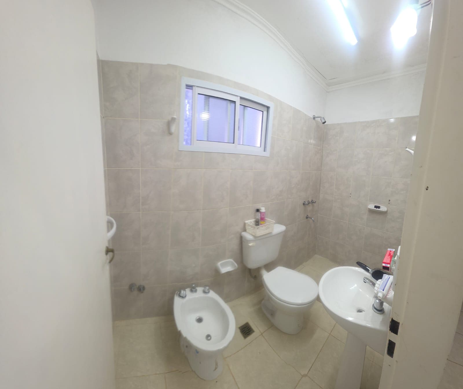 impecable departamento de 2 dormitorios, amplios, luminosos en pleno centro de la ciudad.